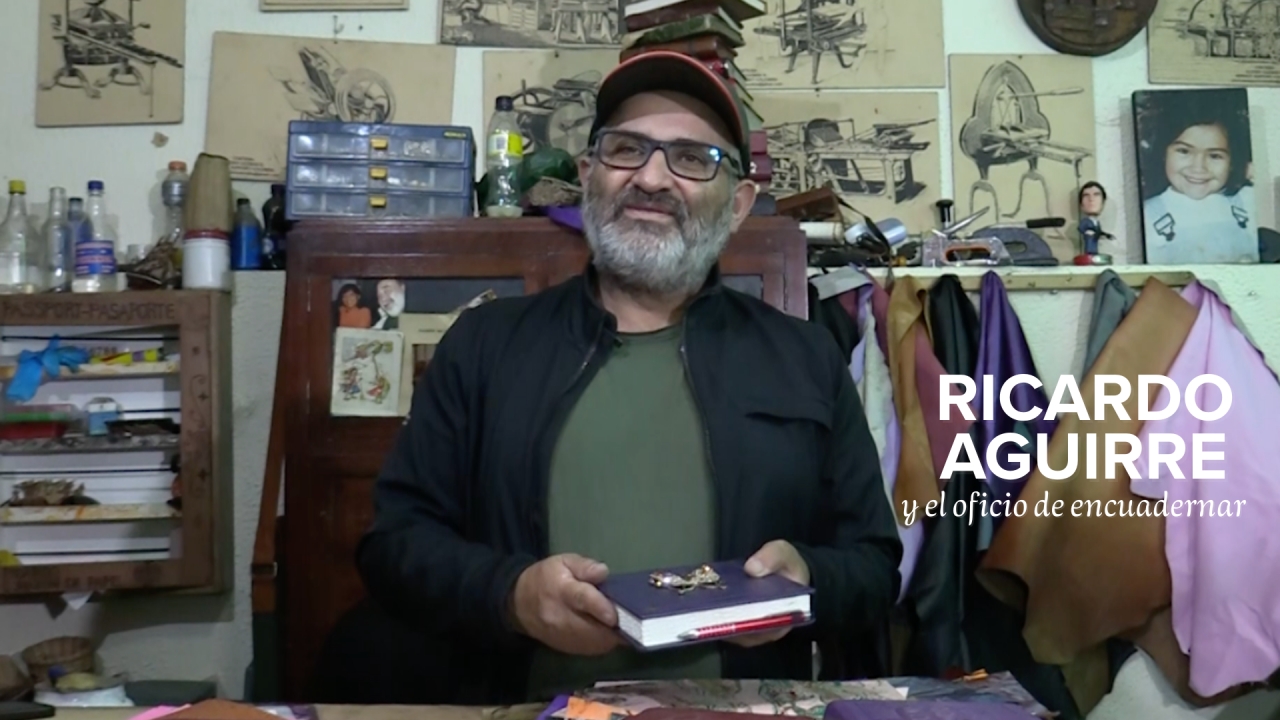 Ricardo Aguirre en su oficina, dentro del taller, rodeado de los objetos que lo acompañan a encuadernar.|||