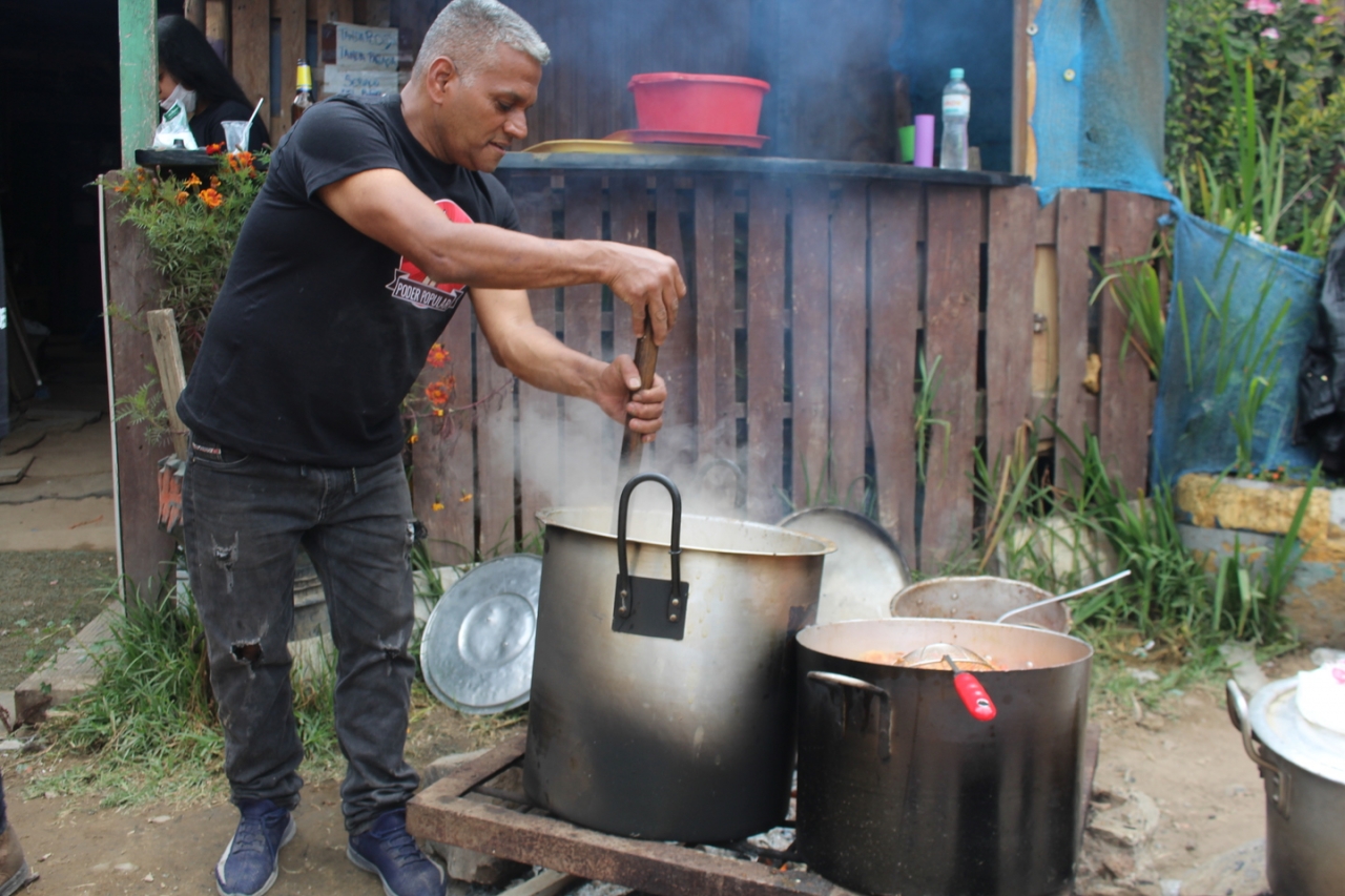 Poder Popular es una organización que ayuda a personas vulnerables de la localidad de Ciudad Bolívar a través de ollas comunitarias|La organización ofrece comida a familias desplazadas por la violencia en Colombia, que ante la falta de una vivienda digna han tenido que vivir en invasiones como Brisas del Volador, Alpes y La 14|Para Poder Popular las ollas comunitarias representan un espacio donde se comparte en comunidad|Por medio de estos espacios los habitantes de Ciudad Bolívar luchan por su derecho a la alimentación|Poder Popular trabaja con aproximadamente 30 ranchos, donde las líderes son madres de familia|Con el apooyo de la comunidad se ayuda a personas que viven en condiciones no optimas de vivienda, en hacinamiento crítico y con deficiencia de servicios públicos básicos|El covid-19 ha impactado significativamente la deserción escolar en Ciudad Bolívar, en un contexto donde la mayoría de los niños no cuentan con energía eléctrica para asistir a clases virtuales|||