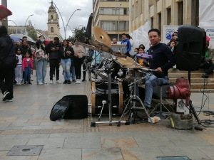 Concierto en la calle|Baile de las personas|Disfrutando el espectaculo|||