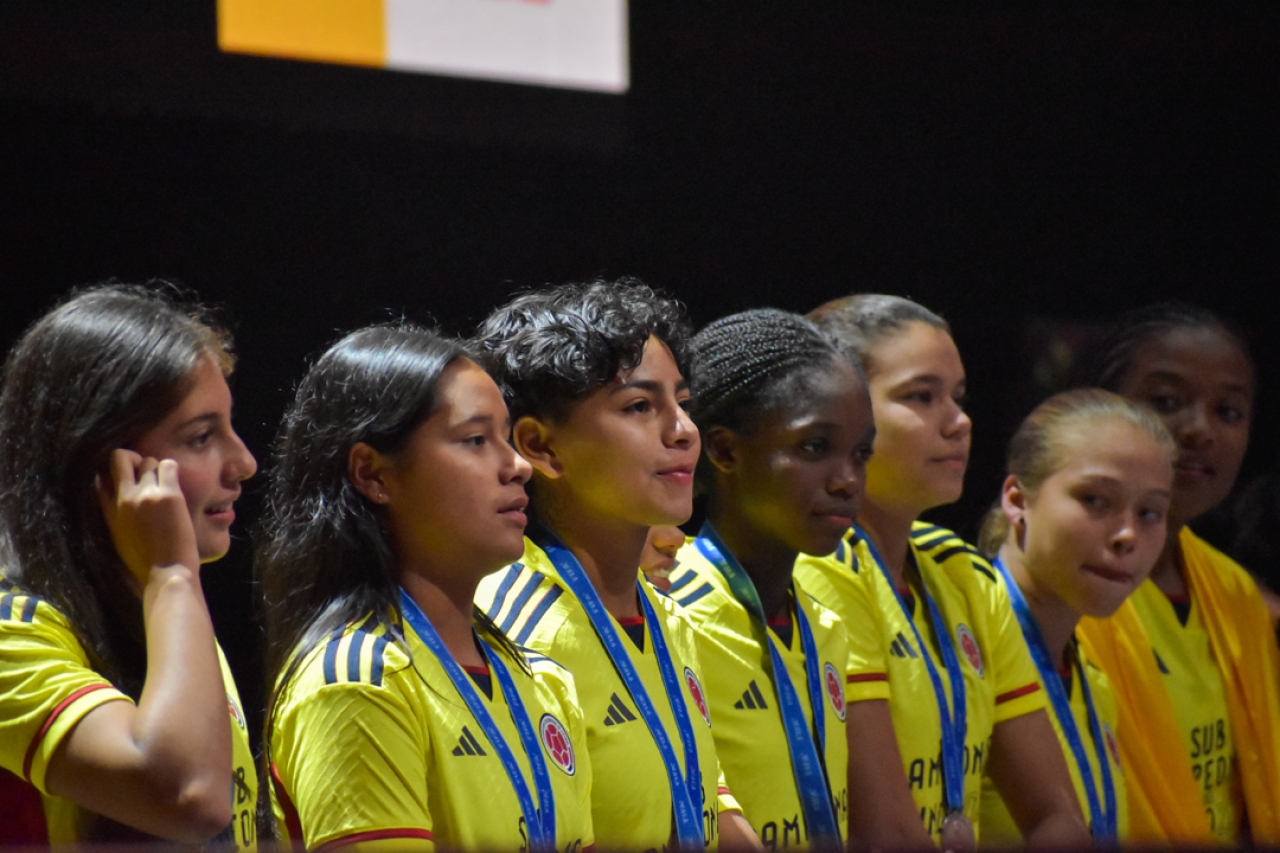 La selección femenina de fútbol sub-17 fue ovacionada tras su llegada a la final del mundial.|Luisa Agudelo, arquera de la selección.|Las jugadoras Daniela Garavito, Yésica Muñoz y Linda Caicedo.|En el homenaje se volvió a ver el reclamo de las mujeres futbolistas: Liga Femenina Digna Ya|Linda Caicedo, una de las más destacadas jugadoras de la selección.|El público aclamó a la selección|La jugadora Juana Ortegón|Público esperando a que les firmen sus objetos|La futbolista Ana Guzmán|Orianna Quintero, otra de las deportistas de la Selección femenina|||