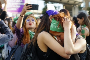 Abrazo feminista tras el histórico fallo de la Corte Constitucional que despenalizó el aborto en Colombia|||