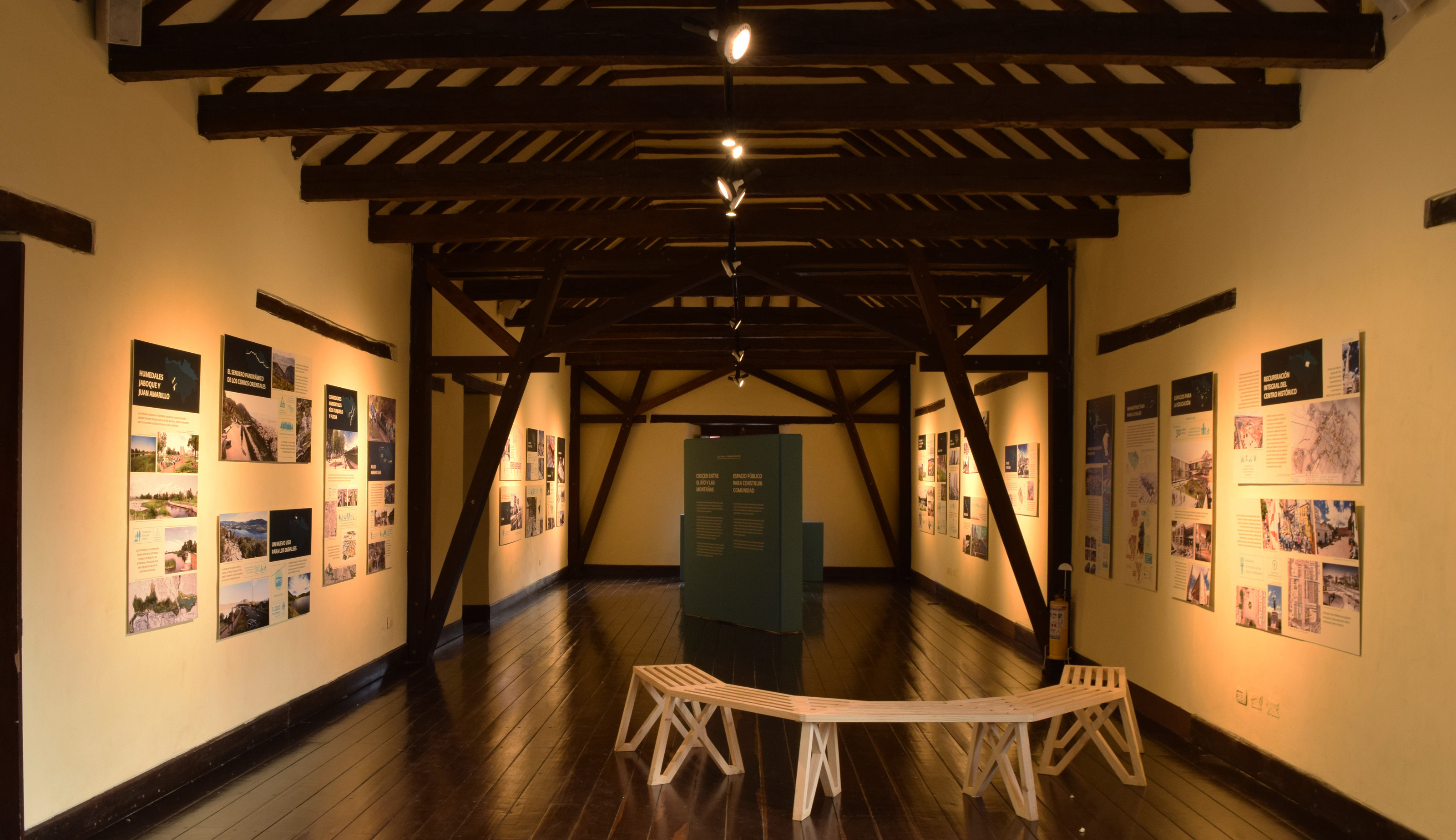 Sala proyectos.|Sala interactiva uno. Cartografías.|Sala interactiva dos. Sonidos Bogotá.|Sala proyectos. Buzón de atención.|Sala histórica. Cartografías.|Sala histórica. Cartografías.|Fotografía por: Paula Barbosa.|Sala histórica. Cartografías.|Sala interactiva. Vídeos cotidianos.|Cartografía interactiva.|Sala educativa.|Cartografía interactiva.|Última sala. Proyectos.|Última sala. Proyectos.|||