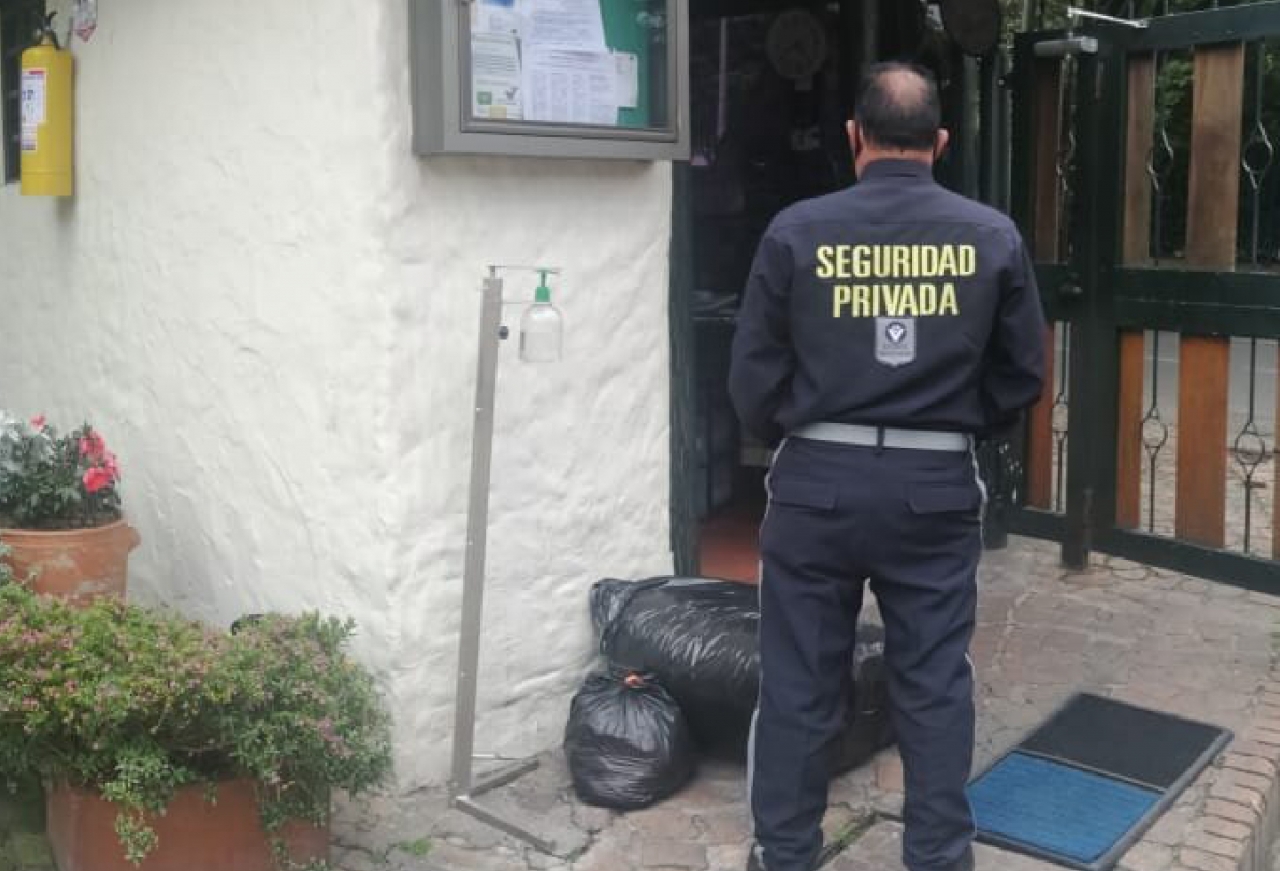 Guardia de seguridad cumpliendo su turno extendido por cuenta de la pandemia|||