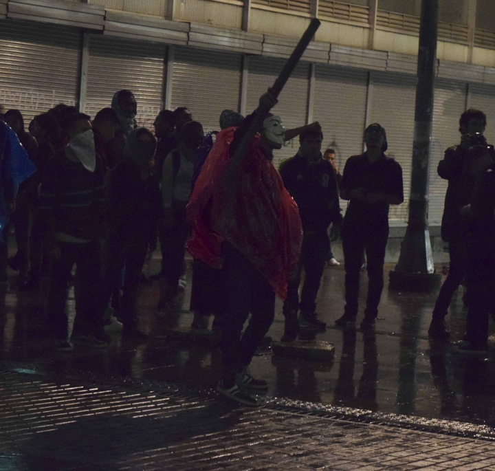 Los encapuchados cantaban arengas contra la polic&iacute;a