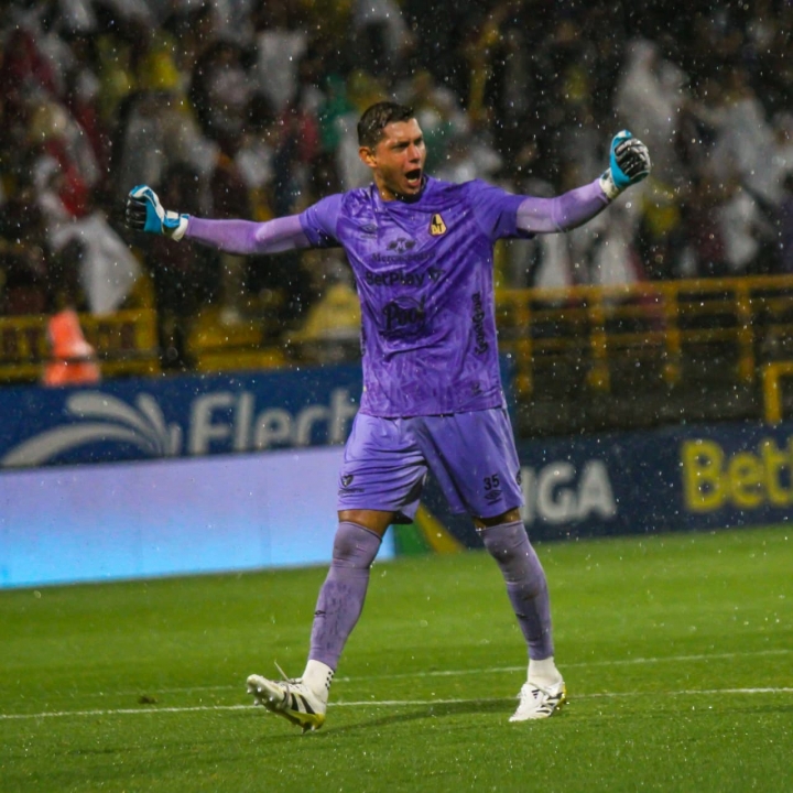 Celebración de Neto Volpi, arquero del Deportes Tolima