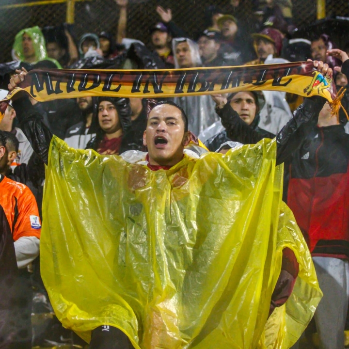 A pesar de ser visitantes, los hinchas del vino tinto y oro acompañaron a su equipo en la tribuna