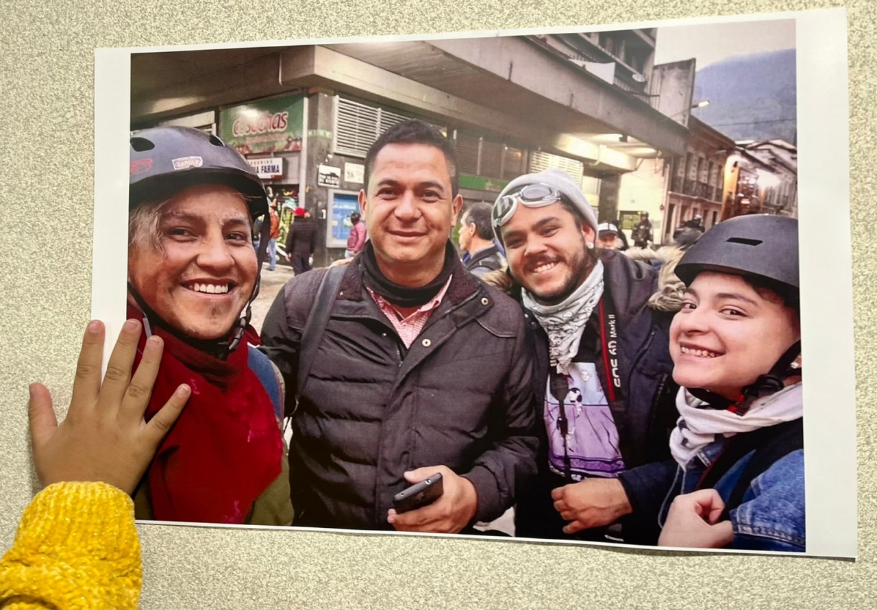 Uno de sus viajes quedo reflejado en una foto|Homenaje a Héctor Fabio en la Universidad del Rosario|En medio de lagrimas sus allegados lo recuerdan|Héctor Fabio en uno de sus cubrimientos|||