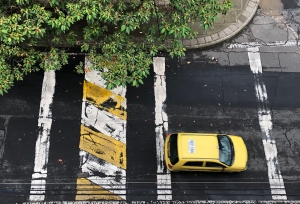 Taxi por carrera 6, Bosque Calderón|“Casa del Ángel” en La Candelaria|Monserrate al atardecer|Lámpara en biblioteca Merlín, centro de la ciudad|Torres de Fenicia frente a estación ‘Universidades’|Biblioteca Luis Ángel Arango|Jardín en barrio Bozque Izquierdo|Conjunto en calle 116, Usaquén|Edificio frente a la Av. Jimenez|Iglesia Nuestra Señora de La Candelaria|Fachada de casa y flores en calle 26ª|Atardecer desde la autopista sur|||