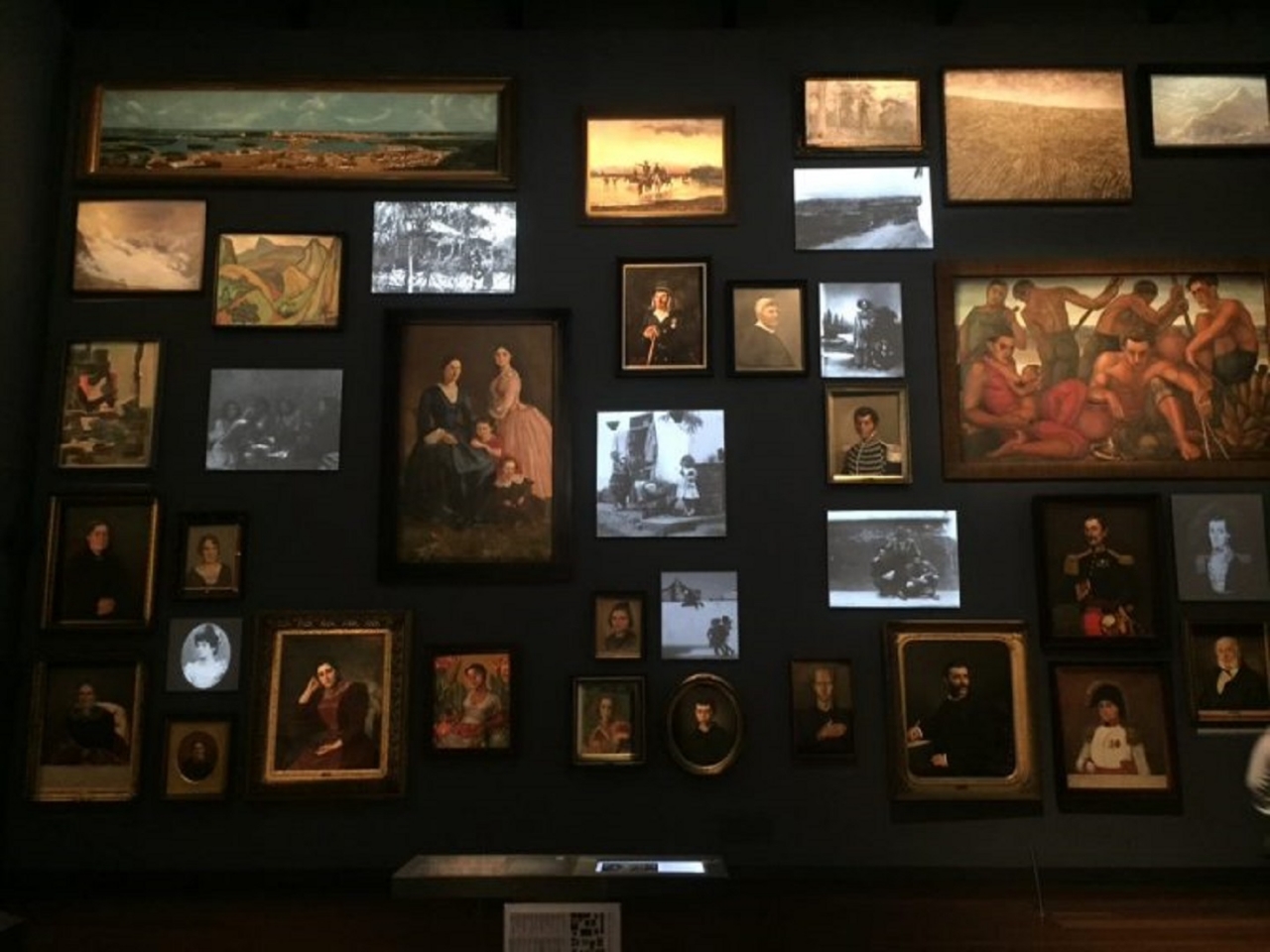 Sala de memoria y nación del Museo Nacional|Unos de los primeros asistentes a la reapertura cultural en el mes de agosto|||