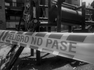 “Diversión&quot;. La mayor parte de centros recreativos y parques infantiles han cerrado o clausurado para evitar el contagio de niños y padres al exterior. Se restringe la diversión.|“Libertad&quot;. Debido al confinamiento a que se debe someter todas las personas se ven obligadas a mantenerse en sus casas sin salir. Se restringe a la libertad de las calles.|“El otro lado&quot;. El cielo se ve desde las ventanas de las casas, se vive desde una perspectiva muy oscura, sin poder salir. Se restringe el otro lado de la ventana.|&quot;Fantasma&quot;. Es un panorama habitual por estos días, las calles vacías como si fueran calles desiertas en un pueblo fantasma. Se restringe la libre circulación. /  &quot;Paciencia&quot;. Debes de esperar para abastecerse, la única manera es simplemente formarse y esperar, distanciándose de los demás. Se restringe la facilidad.|&quot;¿Comercio?&quot;. Los establecimientos comerciales se han visto en la obligación de cerrar, es complejo mantener un negocio sin clientes. Se restringen los negocios. / &quot;Mata tiempo&quot;. ¿Qué hacer dentro de casa para no aburrirse? ¿Mantenerse informado? Se restringe la distracción.|“Mascara&quot;. La única opción para mantenerse afuera. Se restringe la respiración.|||