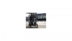 Usuario de una Ecobici transita por la cliclorruta.|||