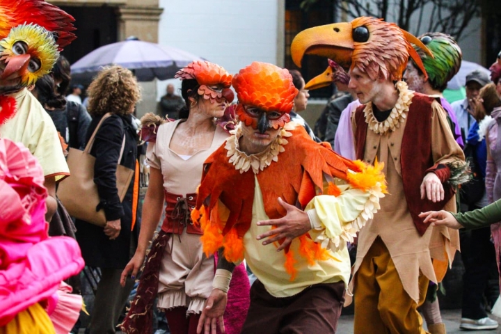 Diferentes personajes se están presentando por la ciudad para darle alegría a los bogotanos