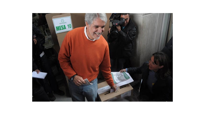 Pe&ntilde;alosa deposit&oacute; su voto