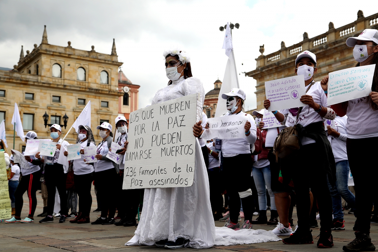 Performance de las mujeres de las FARC en Bogotá (Noviembre, 2020)|Performance de las mujeres de las FARC en Bogotá (Noviembre, 2020)|Performance de las mujeres de las FARC en Bogotá (Noviembre, 2020)|Performance de las mujeres de las FARC en Bogotá (Noviembre, 2020)|Performance de las mujeres de las FARC en Bogotá (Noviembre, 2020)|Performance de las mujeres de las FARC en Bogotá (Noviembre, 2020)|Performance de las mujeres de las FARC en Bogotá (Noviembre, 2020)|Performance de las mujeres de las FARC en Bogotá (Noviembre, 2020)|||