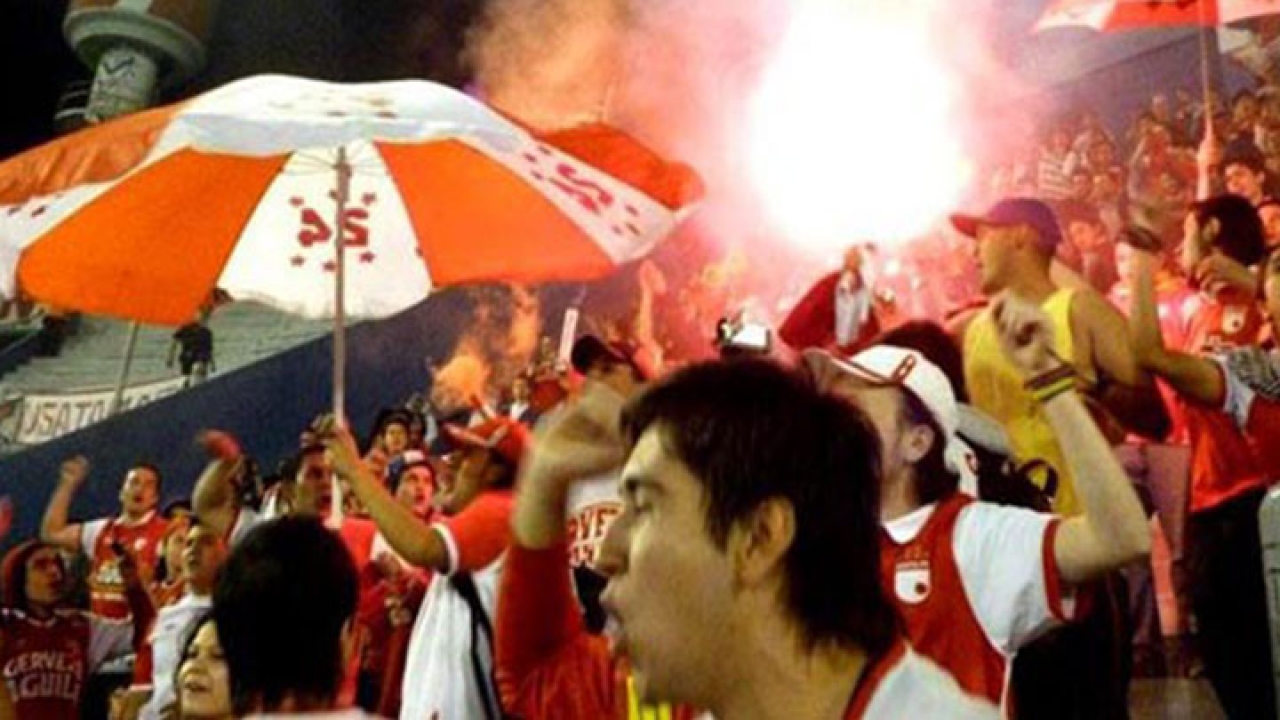 Unos 300 hinchas del Santa Fe viajaron a Argentina a acompañar a su equipo en el juego contra Vélez Sarsfield.|||