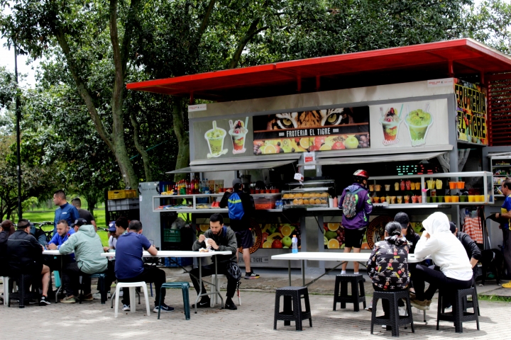 Puesto de jugos y frutas en el Parque Simón Bolívar