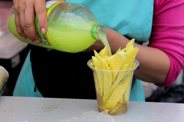 Típico mango biche con zumo de limón industrializado