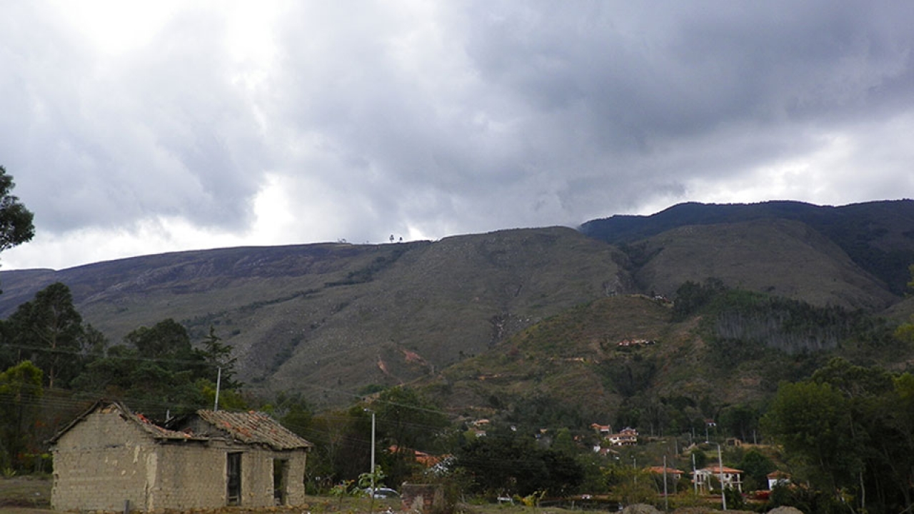 El incendio afectó  la parte superior del cerro, que está negra por las llamas|||