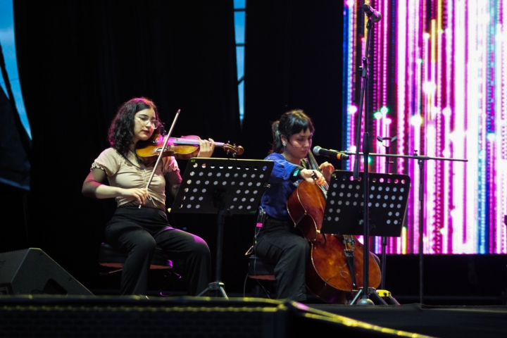 Un violin y un contrabajo acompañando la voz de Camila Bañados