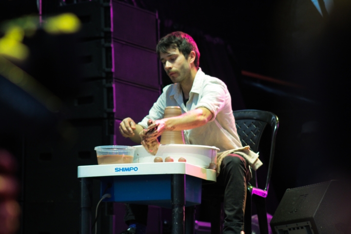 Performace de moldear la música a través de la arcilla