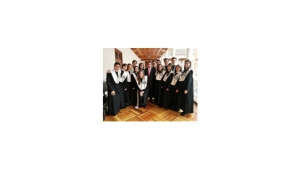 El rector José Manuel Restrepo junto a los Colegiales.|||