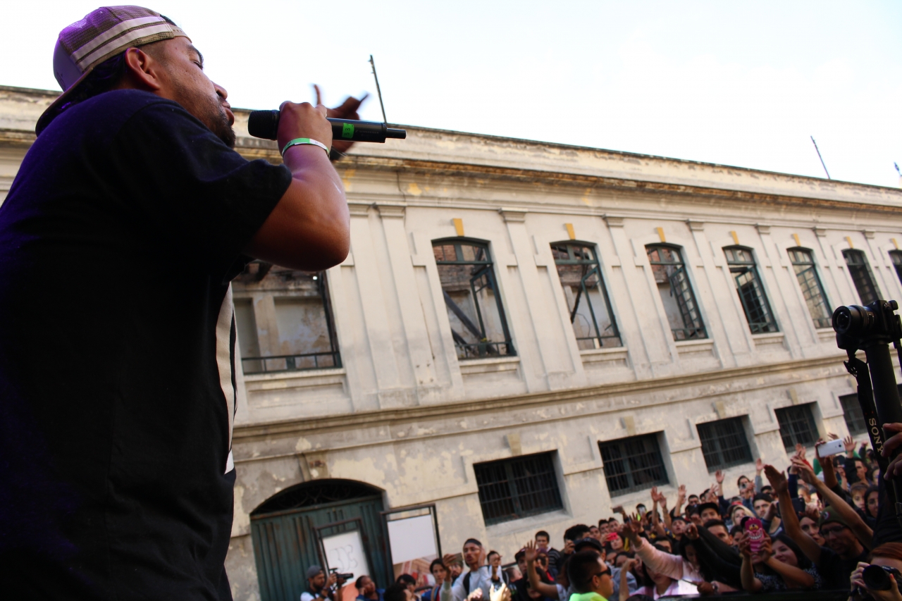 Fotos: Iván Villalba Guavita|En un lado el Batallón, en el otro la parte trasera del Bronx y en el medio, cientos de personas disfrutando una tarde de concierto.|Alí A.K.A. Mind, el rapero bogotano hizo énfasis en transmitir mensajes sociales durante su presentación.|Los asistentes cantaron y bailaron, pero todo tenía que quedar registrado en video.|El grupo samario Systema Solar fue el encargado de cerrar el segundo día de concierto.|Al caer la tarde, la calle estaba absolutamente llena de personas de todas las edades.|||