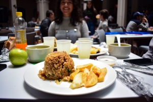 El almuerzo constituye una parte importante de la nutrición.|||