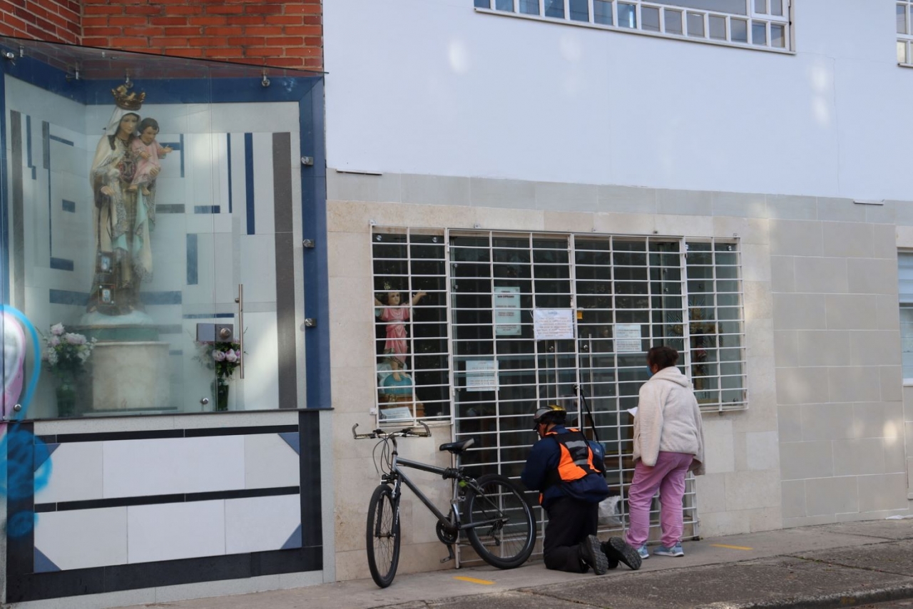 Fieles rezando en las puertas del oratorio de la Parroquia de San Cipriano|Algunos fieles desean seguir tomando las ceremonias religiosas vía internet para evitar el contagio por Covid-19.|||