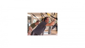 El TRX requiere de concentración y fuerza, todos los ejercicios se hacen con una parte del cuerpo suspendida en el aire.|||