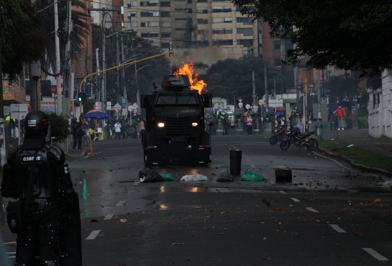 Molotov impacta tanqueta|Capuchos acorralados por el Esmad|Gas lacrimógeno|Esmad inicia ofensiva|Tanqueta frente a la Pedagógica|Agentes del Esmad lanzan aturdidoras|Fotógrafo frente a tanqueta.|Agentes del Esmad junto a tanqueta|Tanqueta llega a la Pedagógica|Se prepara el Esmad|Tanqueta llega por la 11|Tanqueta persevera|||