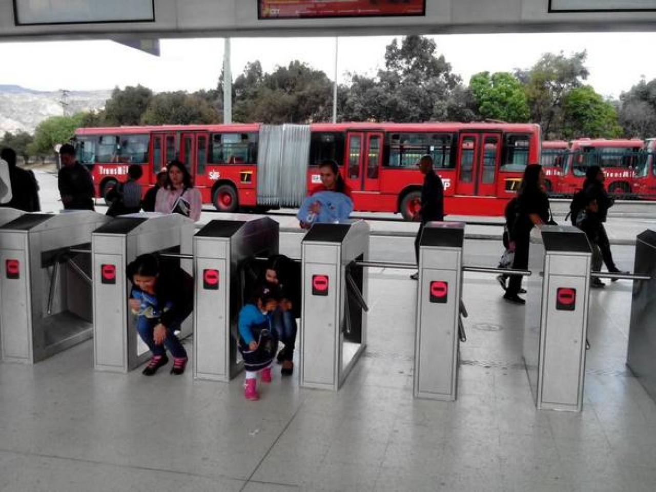 Los usuarios aseguran que el tema de los colados sigue sin resolverse. Twitter: @esnegrete|||