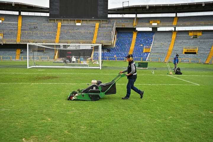 Mantenimiento del gramado de El Camp&iacute;n