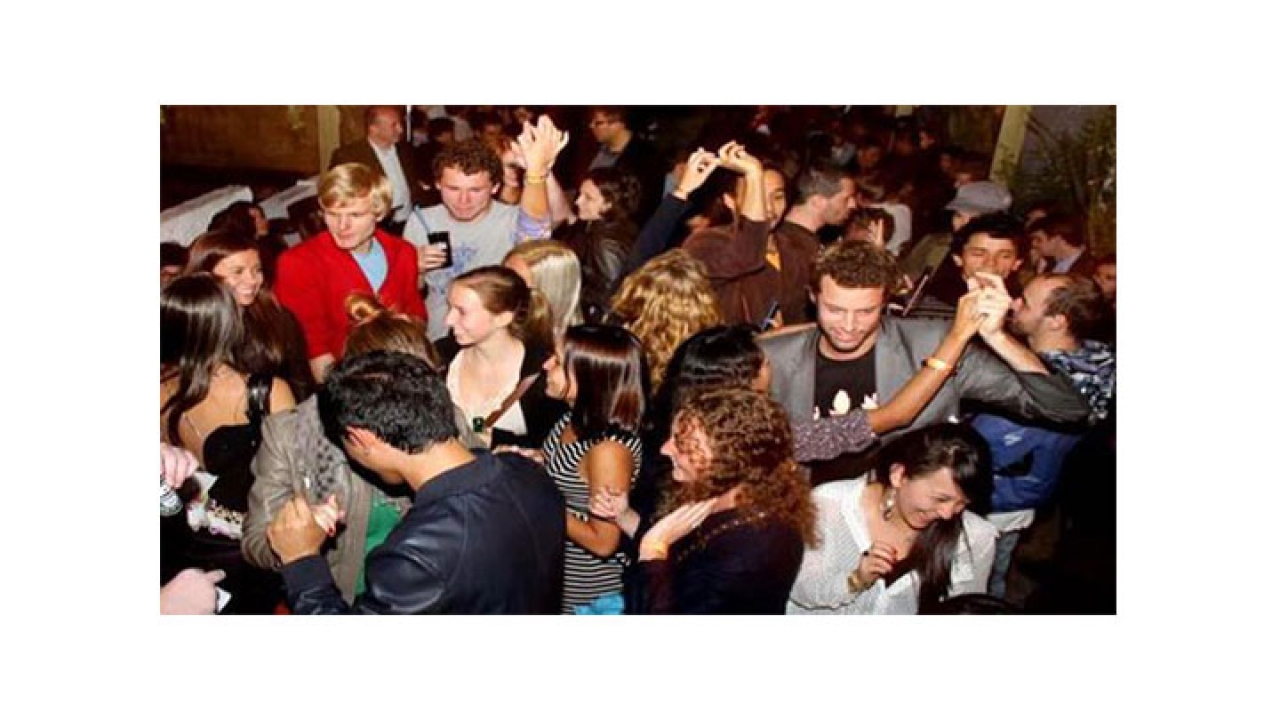 Una noche de intercambio cultural en Gringo Tuesdays en La Villa y Speakeasy en Candelario|||
