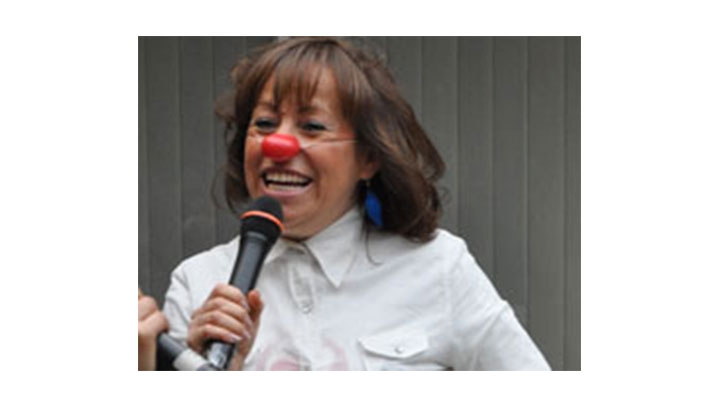 Adriana Neira durante una sesi&oacute;n de risoterapia.