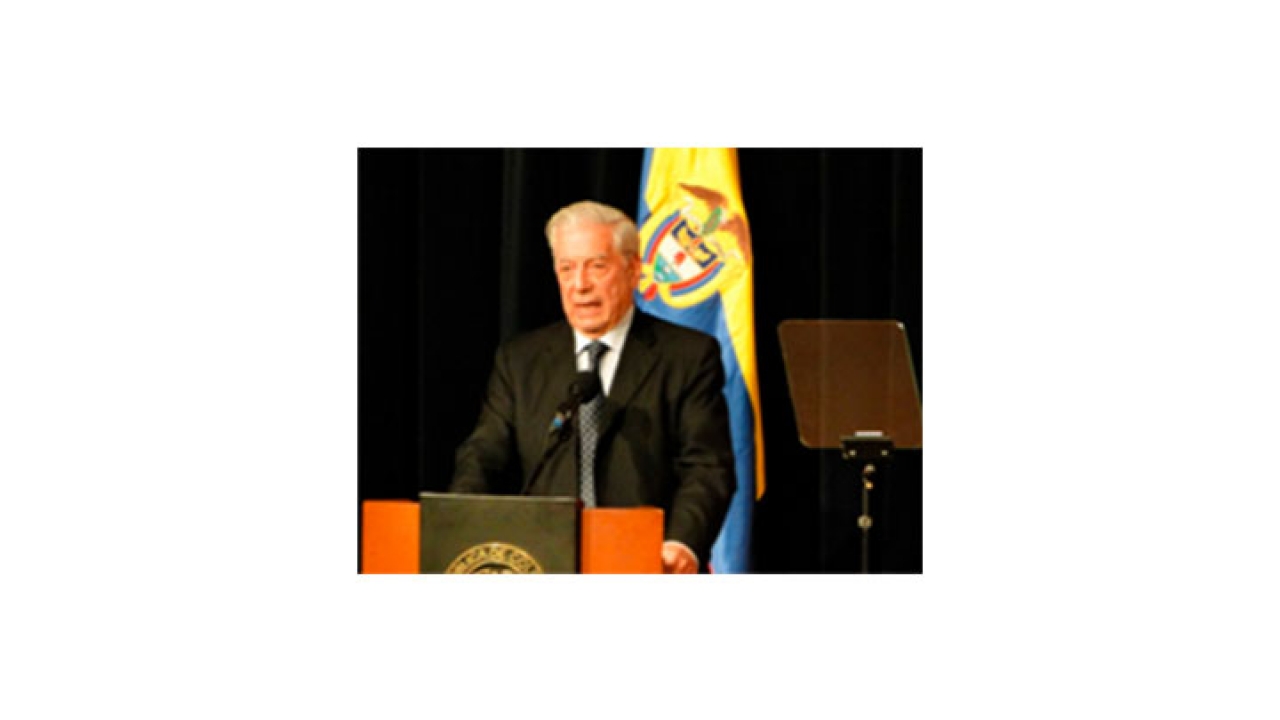 Vargas Llosa durante el conversatorio inaugural|||