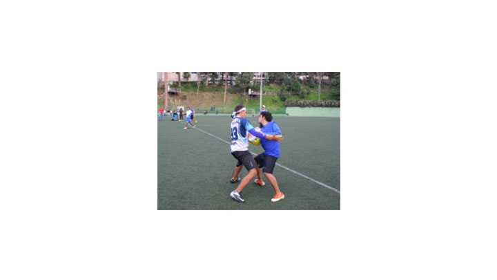 Posesi&oacute;n del disco re&ntilde;ida entre los rivales.