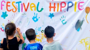 |Bandas locales de Chapinero dieron apertura a la cuarta edición del festival.|Las muestras artesanales fueron protagonistas en el Parque de los Hippies.|El Faquir es un artista conocido por realizar actividades de alto riesgo.|La feria artesanal sirvió para rememorar la época de los 60 y 70.|Los asistentes disfrutaron de la variedad artesanal y gastronòmica del evento.|El paisaje de personas con pelo largo, camisas de flores, pantalones bota campana y collares, le dio color al festival.|Keops, grupo con 20 años de experiencia en Rock n` Roll, pusi a saltar a todos los asistentes.|El arte conmemoró la cultura hippie que existía en Bogotá.|||