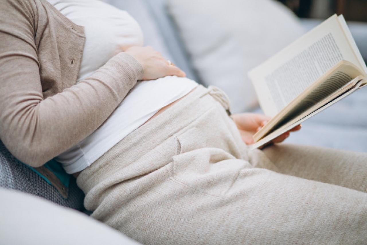 Mujer embarazada leyendo|||