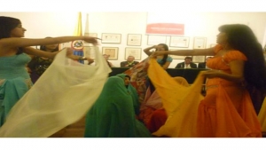 Las gitanas bailando en la muestra cultural del día internacional del pueblo Rom.|||