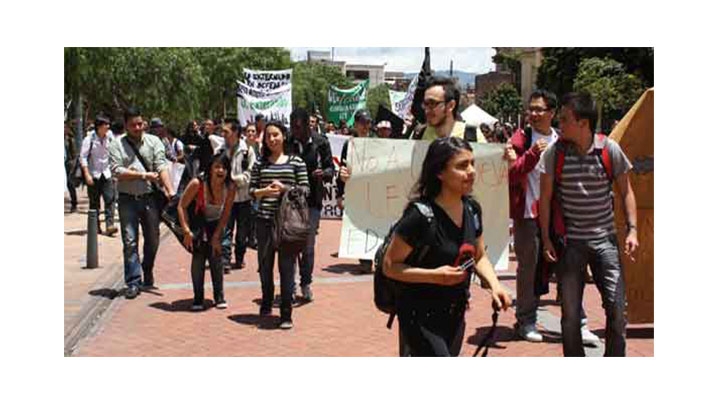 Foto del d&iacute;a: Pupitrazo y bloqueo art&iacute;stico contra el Plan Nacional de Desarrollo y la Reforma a la Ley 30