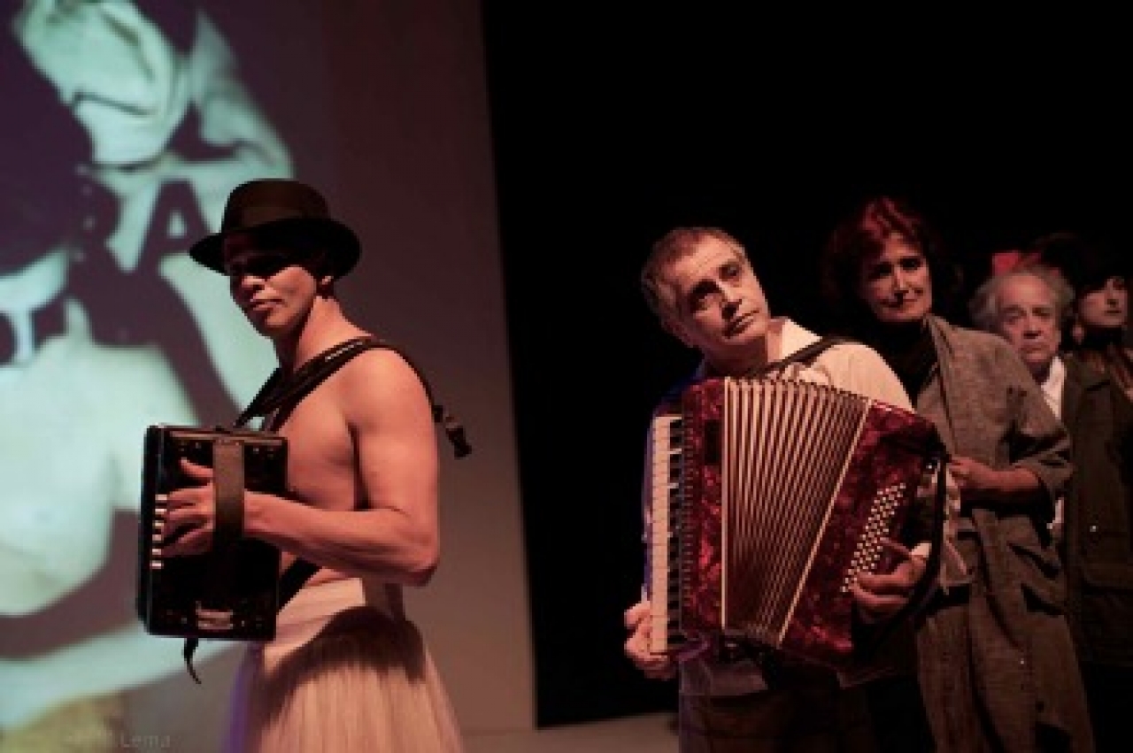 Escena de la obra Soma Mnemosine. Los actores Luis Hernando Forero, Patricia Ariza y Nohra Gonzáles aparecen en la tarima.|||