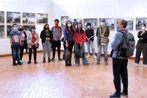 Viviana Peretti en visita guiada por la exposición|Viviana Peretti en visita guiada por la exposición|Viviana Peretti en visita guiada por la exposición|Visitantes en la exposición de Viviana Peretti|||