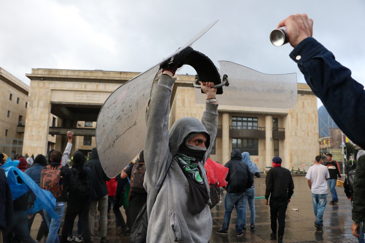 En defensa de la capucha: protesta social y violencia