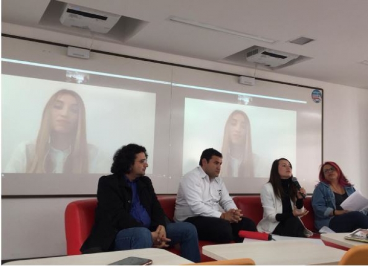 De izquierda a derecha: En la pantalla Carolina Castillo, en el sof&aacute;: Leandro Pe&ntilde;aranda, Leopoldo D&iacute;az Granados, Paola P&eacute;rez, Alejandra Bonilla.