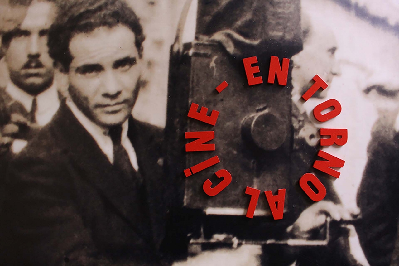 En Torno al Cine, Museo de Bogotá|Televisor proyectando el largometraje La Tragedia del Silencio|Fotografía inauguración del Teatro Colón|Fotografía gigante en la sala dos del Museo de Bogotá|Un cine a viva voz, sala 2 del Museo de Bogotá|Libreto de un largometraje|¿Cómo limpiar un proyector?|Posters de películas bogotanas|Fotografía Diana Durbin en Primer Amor|Póster de El Martir del Golgota|Oficios del cine en Bogotá|Bogotá, escenario y protagonista en el cine colombiano|Crónicas de cine realizadas por el Patrimonio Fílmico|Libros del cine colombiano|Caja de la Cinemateca Colombiana|Sala 5, Museo de Bogotá|Pósters de películas colombianas|Fotografías de producciones cinematográficas|Espectadores mirando los pósters del Patrimonio Fílmico|Fotografías de producciones cinematográficas|||