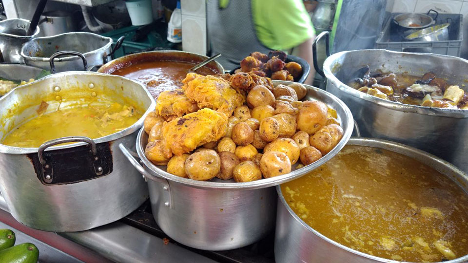 Variedad de comida en Paloquemao