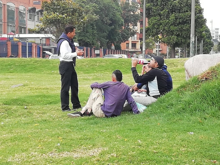 J&oacute;venes venezolanos charlando con un periodista en zonas aleda&ntilde;as a la terminal