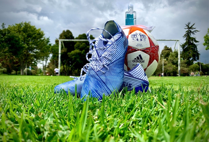 Tapabocas y gel antibacterial los nuevos protagonistas del f&uacute;tbol.