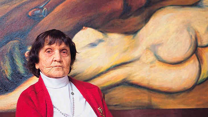 D&eacute;bora Arango frente a su obra en el 2001