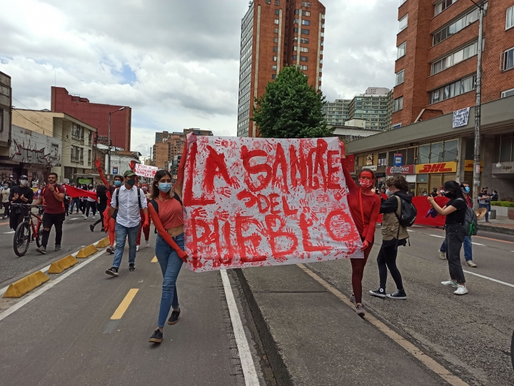 Marchantes se manifiestan por medio de carteles y pancartas en contra la violencia por parte de la fuerza p&uacute;blica. 5/05/2021.